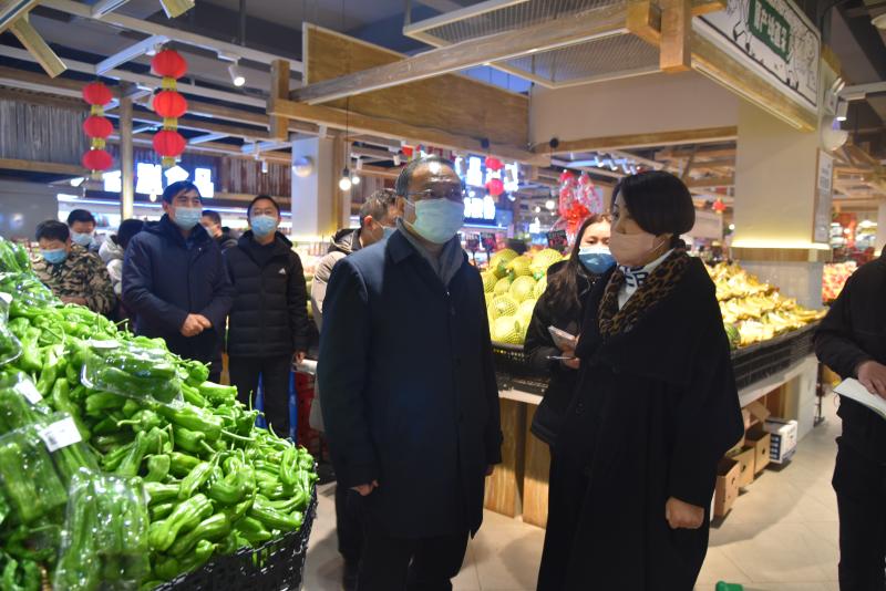 束学龙检查指导春节市场食品安全等工作